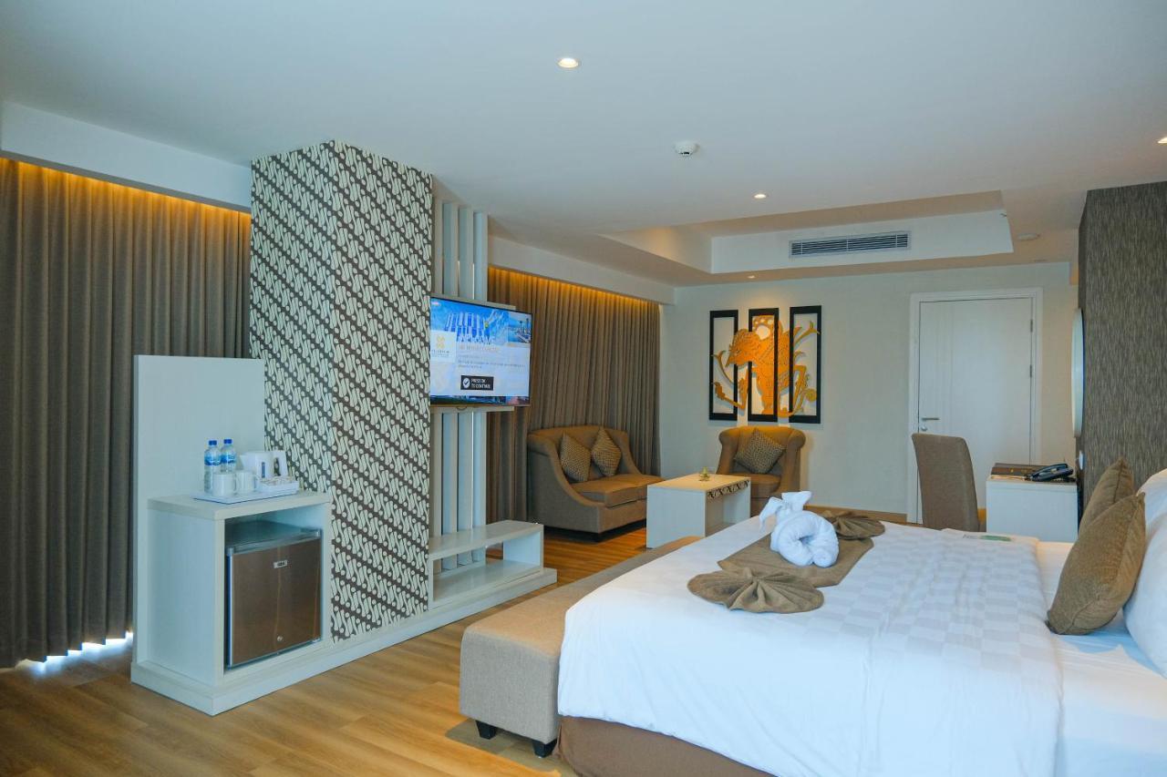 Platinum Adisucipto Hotel & Conference Center Yogyakarta Extérieur photo