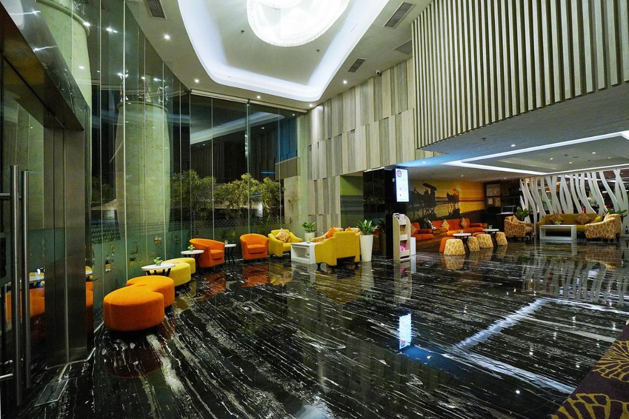 Platinum Adisucipto Hotel & Conference Center Yogyakarta Extérieur photo