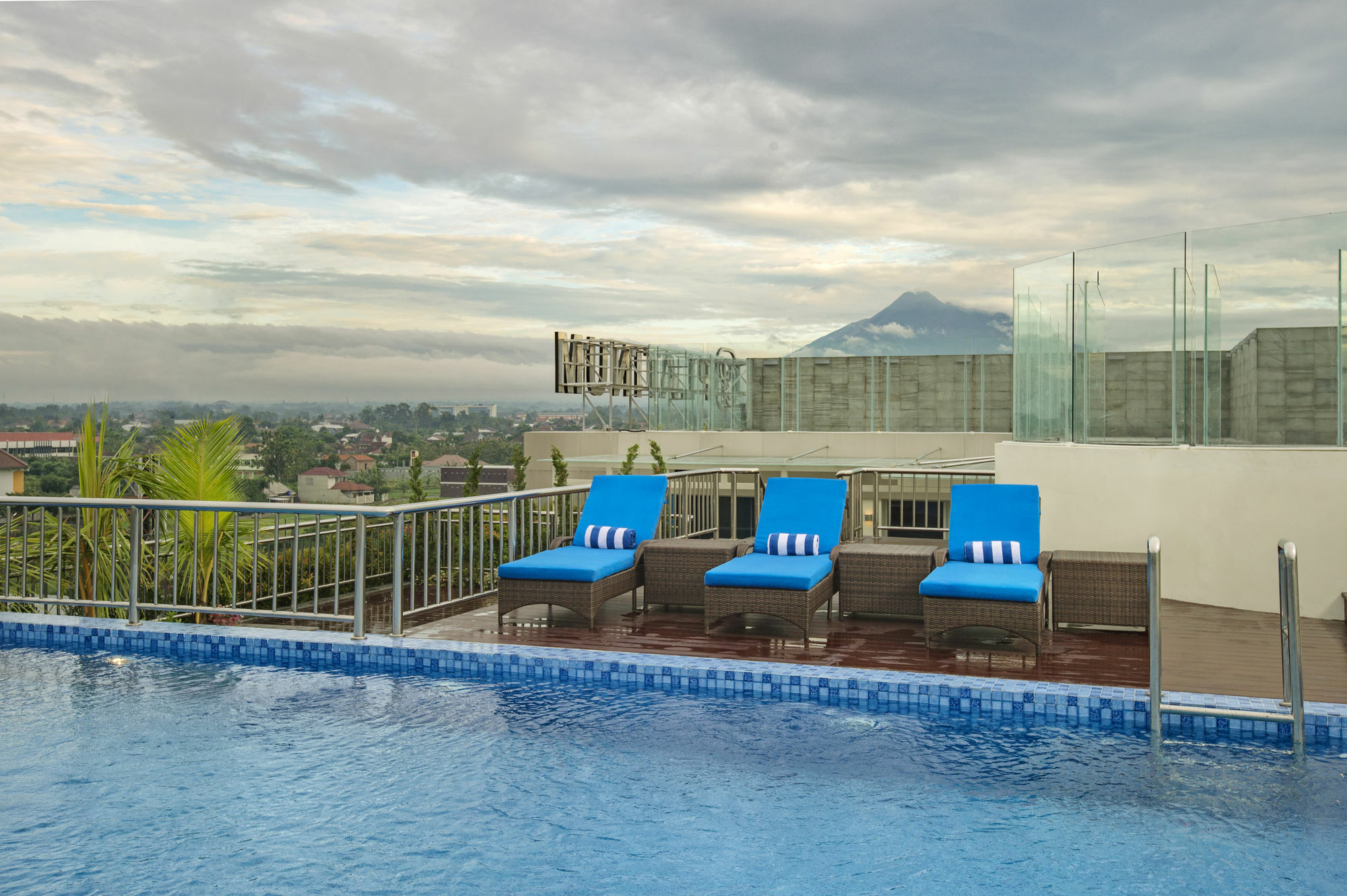 Platinum Adisucipto Hotel & Conference Center Yogyakarta Extérieur photo