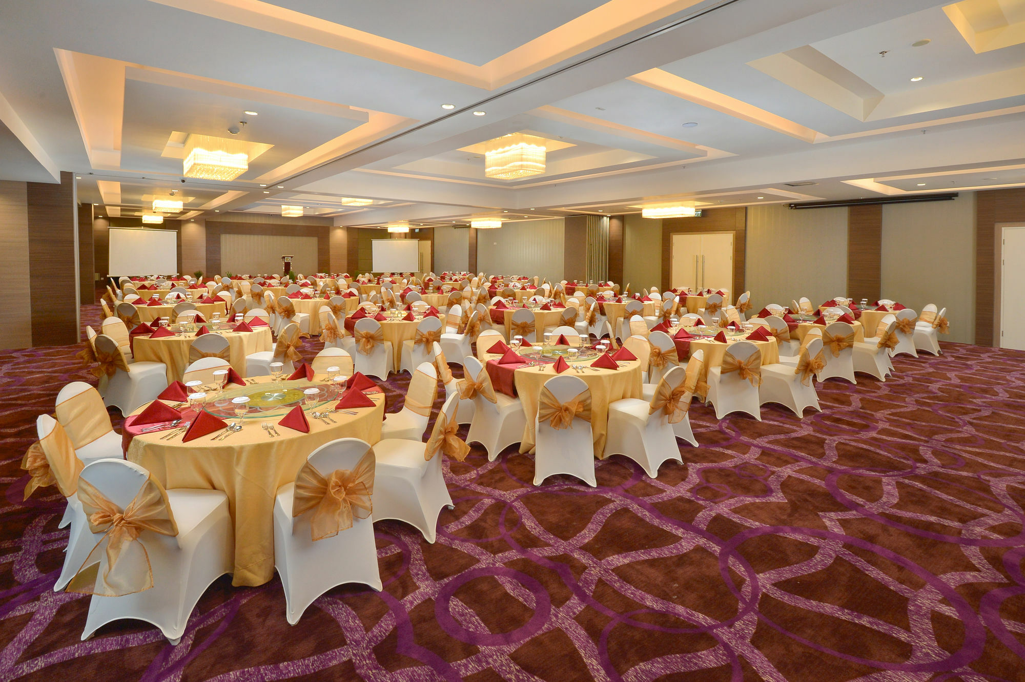 Platinum Adisucipto Hotel & Conference Center Yogyakarta Extérieur photo