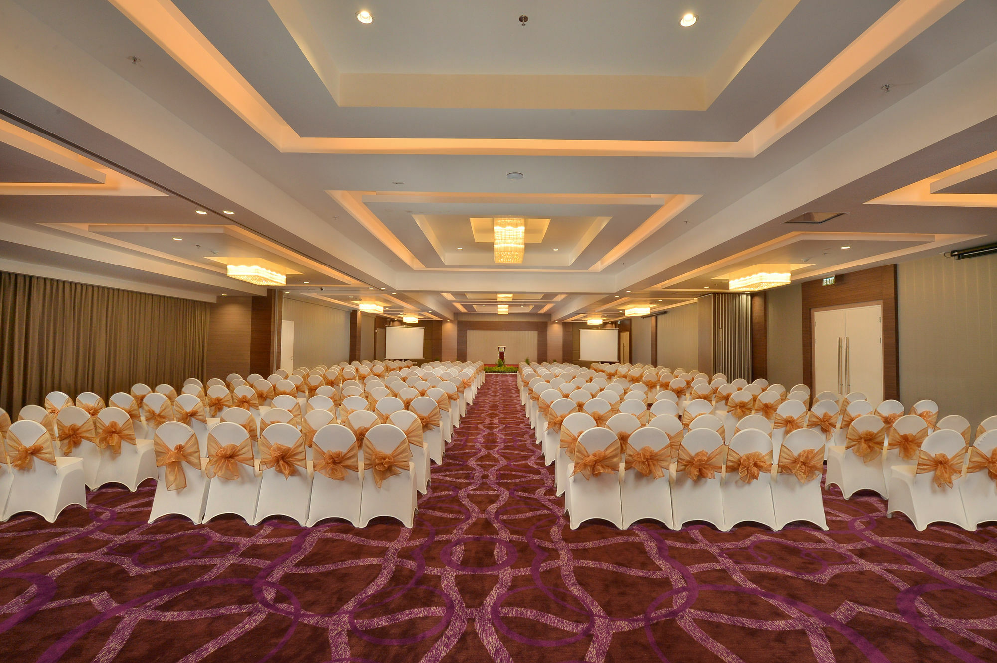 Platinum Adisucipto Hotel & Conference Center Yogyakarta Extérieur photo