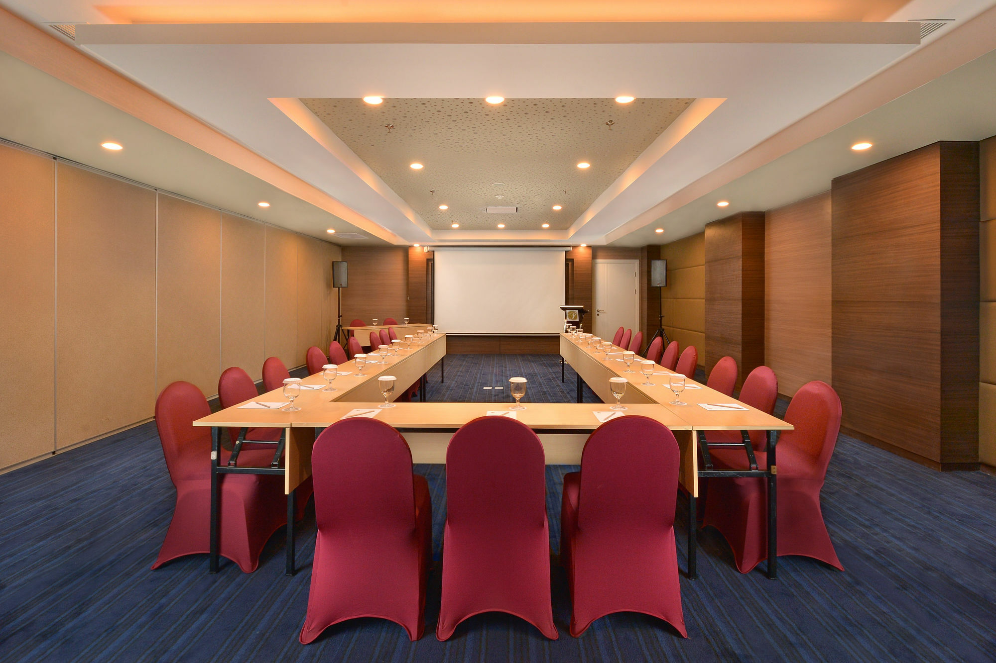 Platinum Adisucipto Hotel & Conference Center Yogyakarta Extérieur photo